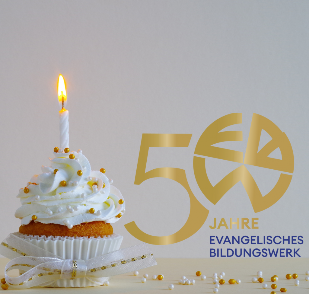 Törtchen mit einer Kerze und 50-Jahre EBW Logo